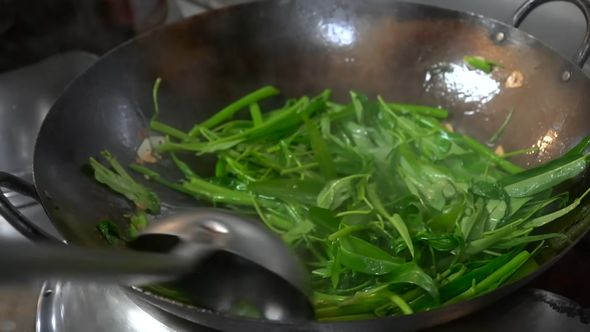 100均の商品だけで栽培できる空芯菜を炒める