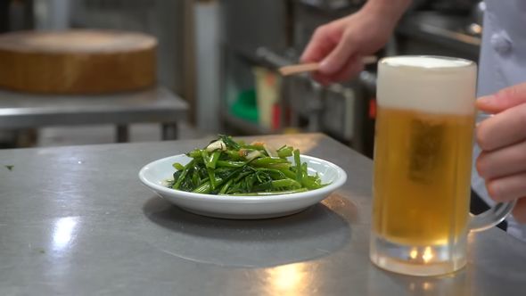 100均の商品だけで栽培できる空芯菜の炒め物