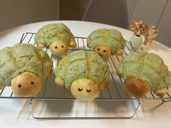 カメモチーフのメロンパン焼成後