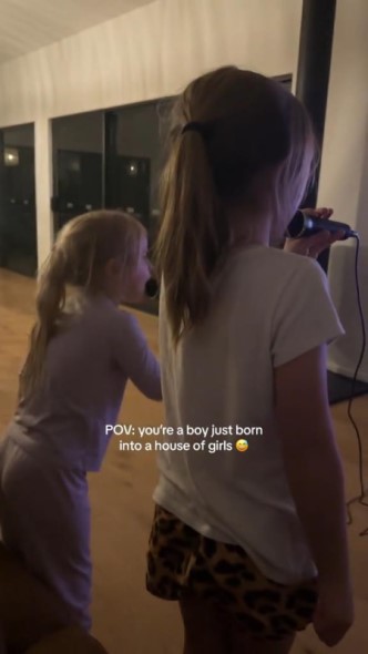 カラオケをする女の子2人