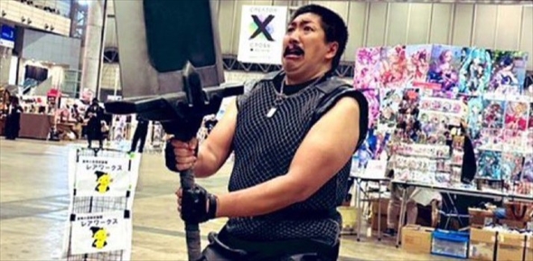 映画「コマンドー」の悪役・ベネットの“誇張しすぎたコスプレ”