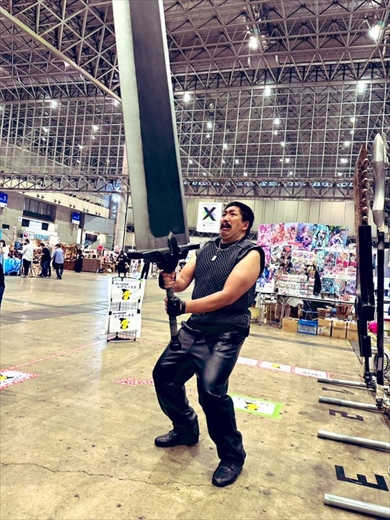 映画「コマンドー」の悪役・ベネットの“誇張しすぎたコスプレ”あまりにもデカい