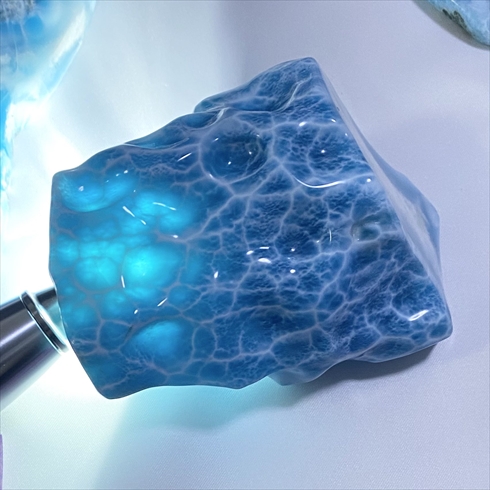 海を切り取ったような石「ラリマー」の塊