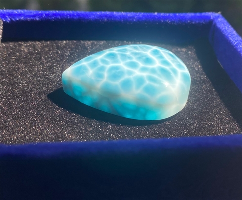 海を切り取ったような石「ラリマー」の塊