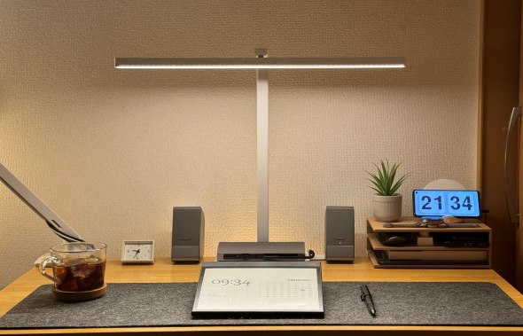 デスクに木製スタンドを置いたときの全体イメージ