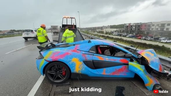 車の前方が大破