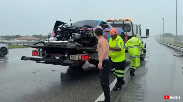 トラックで運ばれていく