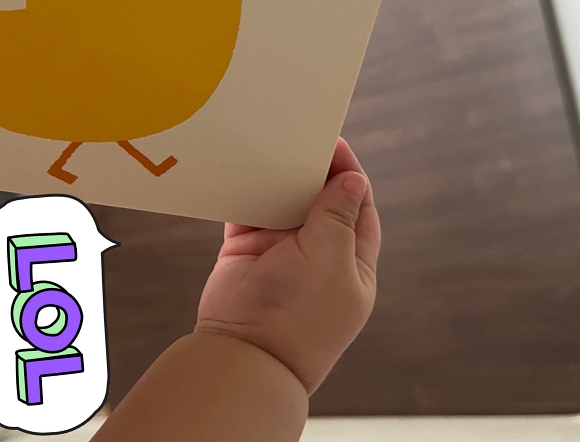 絵本を持つ赤ちゃんの手