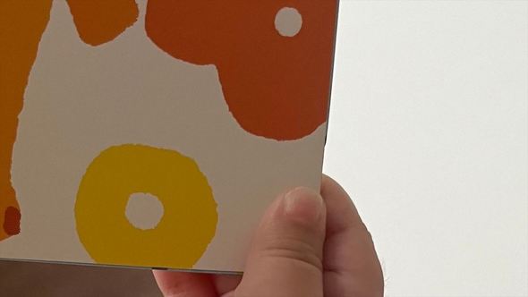 絵本を持つ赤ちゃんの手