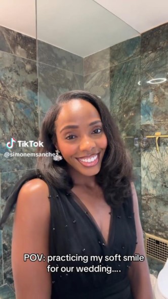 笑顔の練習をする女性