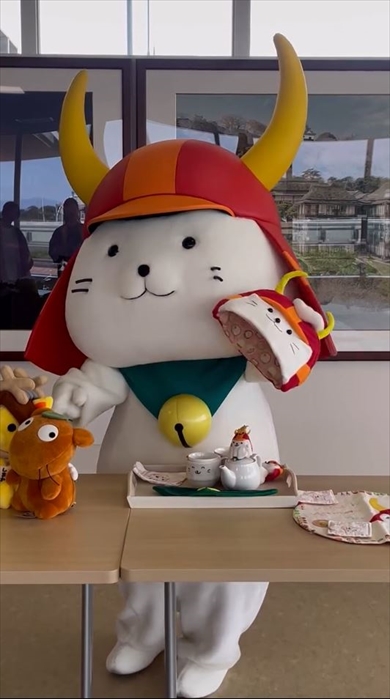 お友達との再会が待ち遠しくてフライングでティーパーティーするひこにゃん