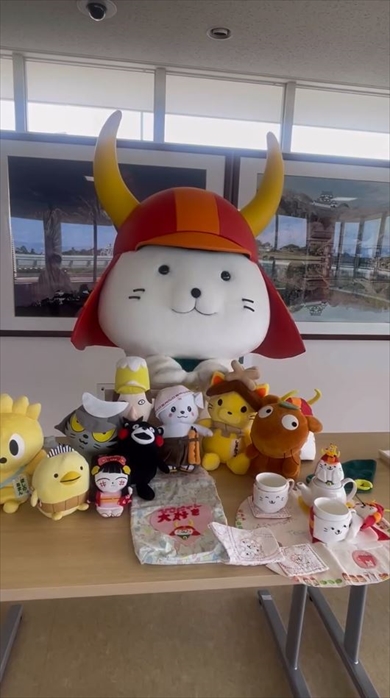 お友達との再会が待ち遠しくてフライングでティーパーティーするひこにゃん