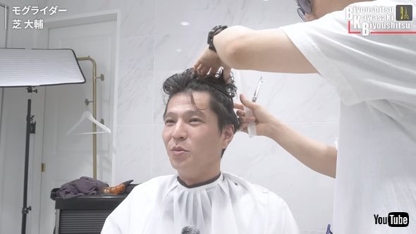 バイク川崎バイクが「モグライダー」芝大輔の髪をカット