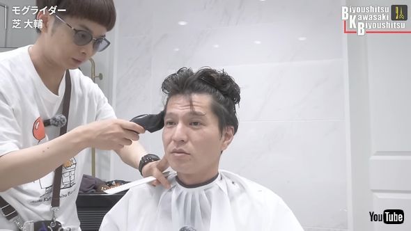 バイク川崎バイクが「モグライダー」芝大輔の髪をカット