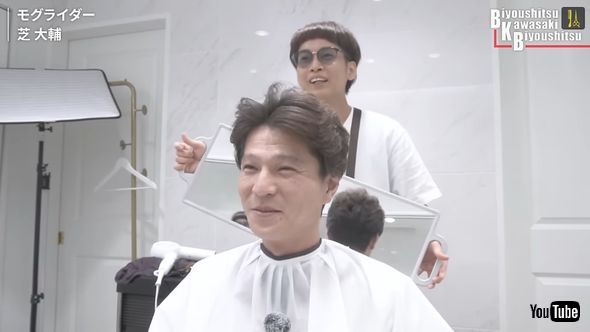 「モグライダー」芝大輔に後ろの仕上がりを鏡で見せるバイク川崎バイク