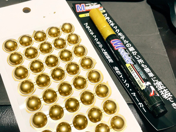 キャンドゥのマーカーで色を塗ったプラビーズ