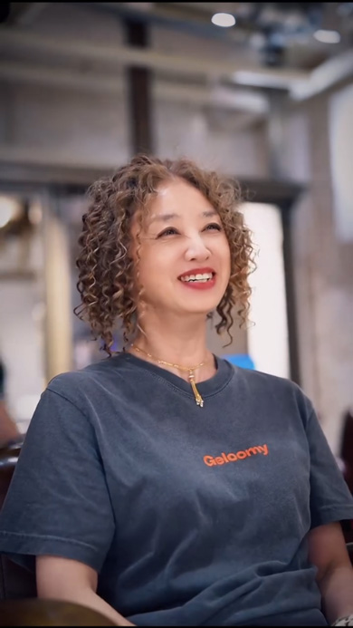 50代 女性 超クルクル オーダー 美容師 ショート カーリーヘア 髪型 変身