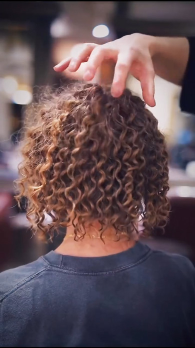 50代 女性 超クルクル オーダー 美容師 ショート カーリーヘア 髪型 変身
