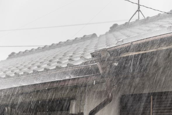 家に降り注ぐ激しい雨