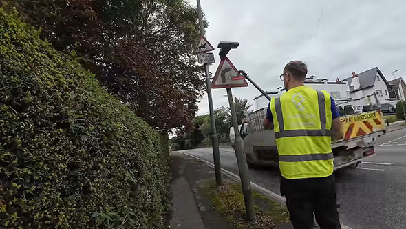 汚れた標識を洗っているところ