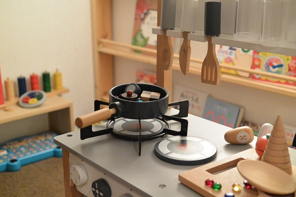 おままごとで五徳を使う2歳息子