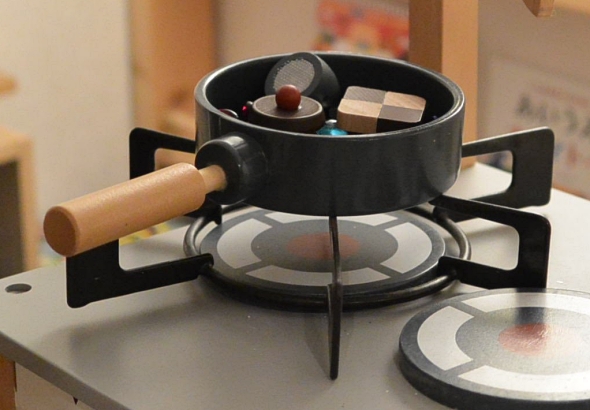 おままごとで五徳を使う2歳息子