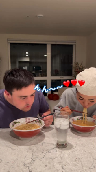 一蘭を食べるイアンさん