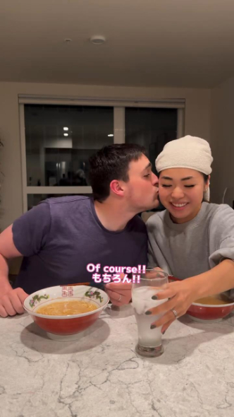 ゆうきさんの頬にキスするイアンさん