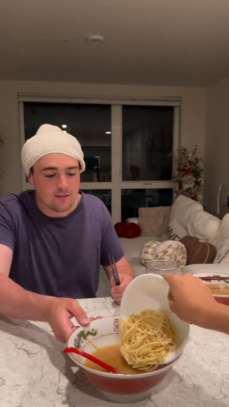 ラーメンの替え玉を投入