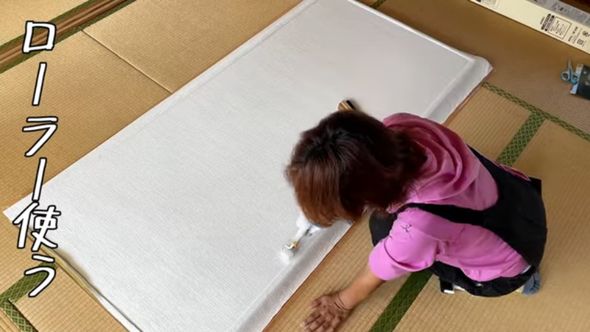 和室のドアに新品の壁紙を貼る