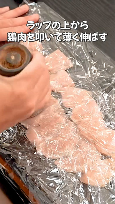 鶏むね肉の照り焼き・肉をたたく