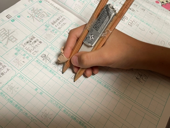 漢字の練習をする男の子