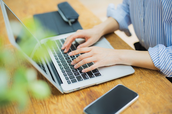 パソコンで仕事をする女性