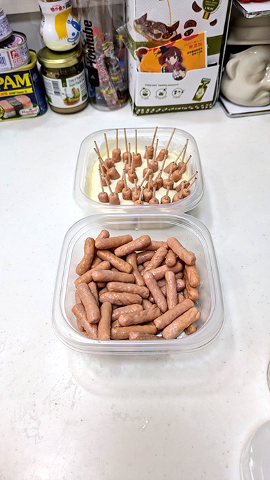 ポークビッツを生地にドボン！