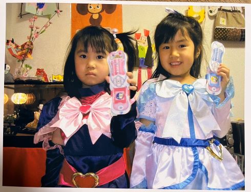 幼い姉妹のプリキュアコスプレ写真