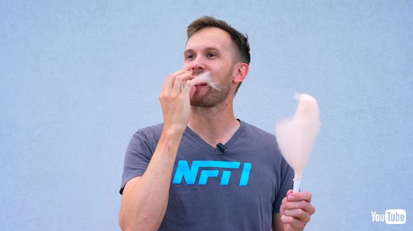 イチゴの綿菓子の試食