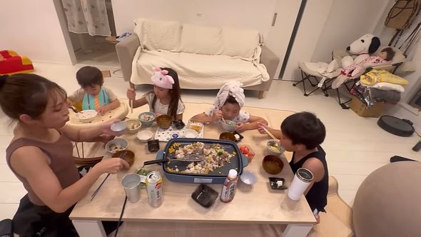 夕ご飯をみんなと一緒に食べる息子