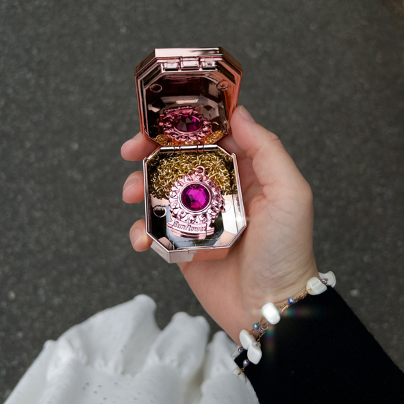 ピンクのセボンスターを手に乗せているところ