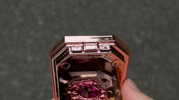 ピンクのセボンスターを手に乗せているところ