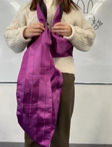 帯を締める女性