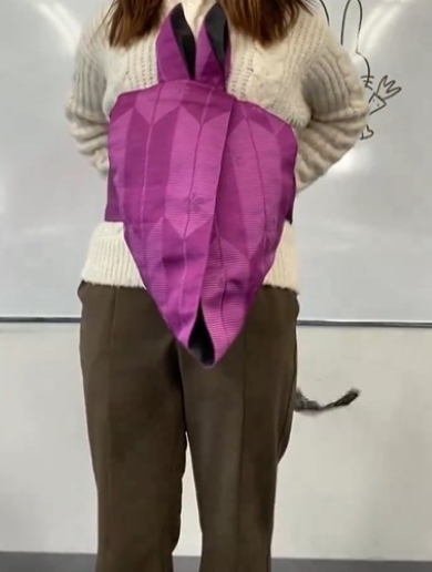 帯を締める女性