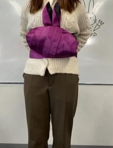 帯を締める女性