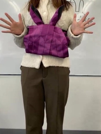 帯を締める女性