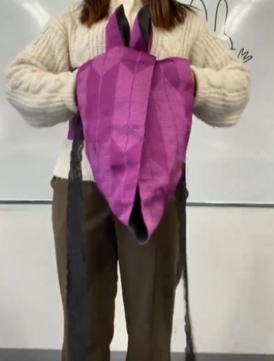 帯を締める女性