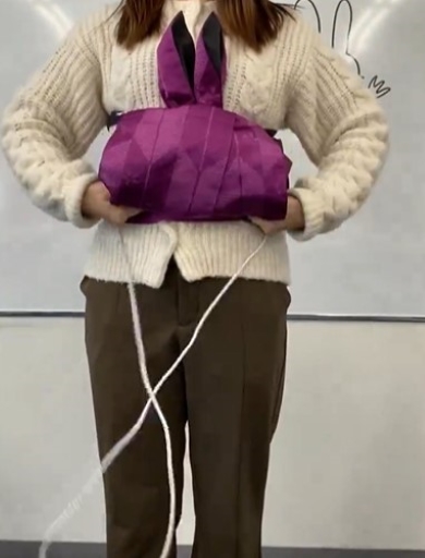 帯を締める女性