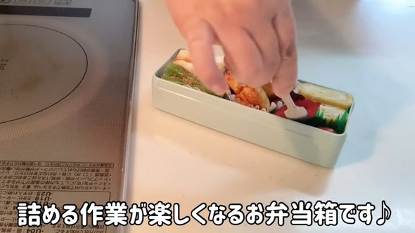 娘のお弁当のために焼いたウインナーを詰めていく