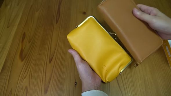 ムック本の特別付録であるお財布ポーチと通常の長財布を比較