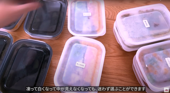 タッパーの蓋にラベルを貼っておくと便利