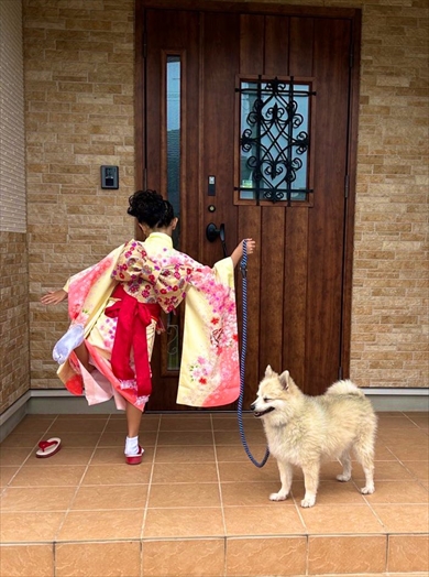 七五三で3歳から7歳に成長した娘と犬