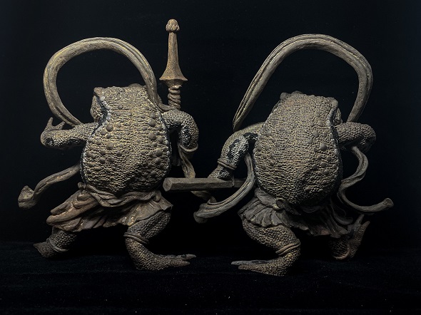 ヒキガエル版金剛力士像の背面